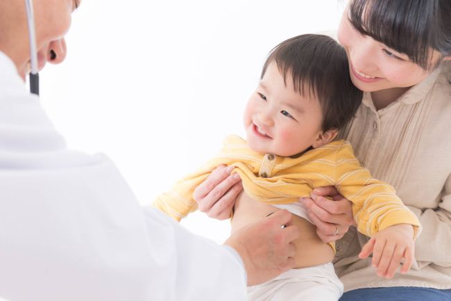 診察を受ける子ども
