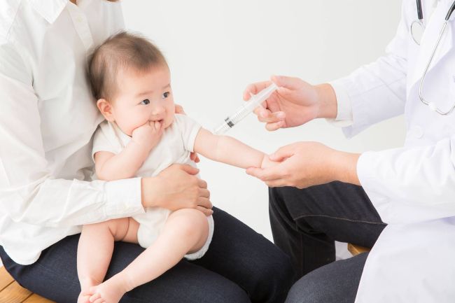 予防接種を受ける乳児